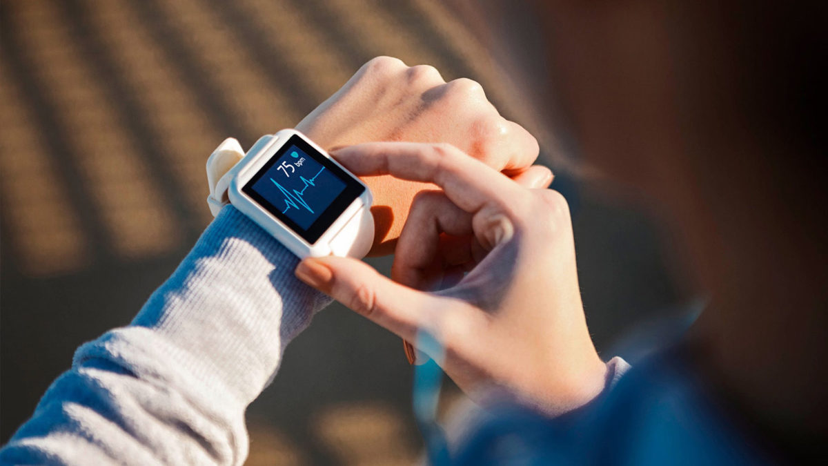 Digital klocka sitter på en arm och visar aktuell puls.